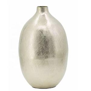 Élégant vase à fleurs abstrait en aluminium doré décoratif de table moderne parfait pour la décoration intérieure de la maison, du bureau ou du salon - Product Image 3