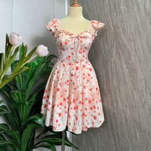 Robe courte tendance avec encolure carrée et design floral vibrant-Idéal pour les jeunes femmes qui adoptent un look frais - Product Image 2