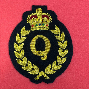 Personalizable Gold Bullion Wire Alphabet Crest Blazer Badge Parche de sarga bordado a mano para chaquetas Polos Material de fieltro de flores - Product Image 5