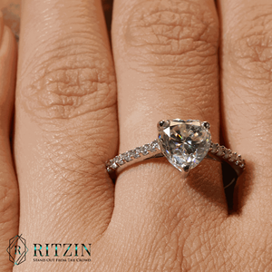 Corazón y diamante de corte redondo solitario con acento anillo de compromiso para mujer - Product Image 5