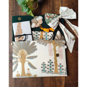 Conjunto de 5 Bolsos de Mano Tipo Clutch en Color Crema, Set de Regalo - Product Image 3