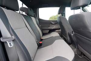 TOYOTA TACOMA TRD OFF-ROAD DOBLE CABINA 4X4 2021 USADO, VOLANTE A LA IZQUIERDA/DERECHA - Product Image 2