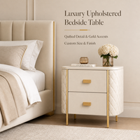 Modern luxe crèmekleurig gestoffeerd nachtkastje met 2 laden, quilted design en gouden afwerking voor villa, hotel of slaapkamer