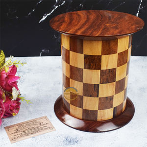 Urna de madera diseñada en ajedrez de lujo, recuerdo de acabado brillante hecho a mano para adultos y mascotas, suministros funerarios de AYAANS - Product Image 4
