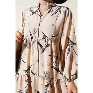 เดรสเป็นชั้นลายดอกไม้สีเทา - Product Image 1