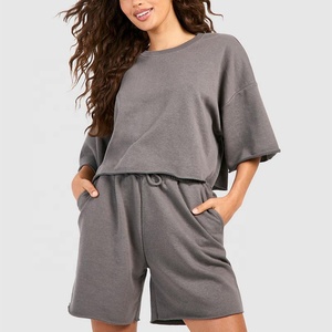 Conjunto de pantalones cortos y sudaderas cortas de gran tamaño de algodón 100% para mujer, diseño de logotipo personalizado de secado rápido, estilo informal de Color sólido para invierno - Product Image 5