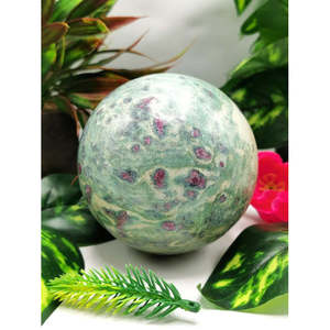 Grande sphère/boule de ziosite rubis naturel - sculptures faites à la main - énergie/chakra/reiki - 3 pouces (7,5 cm) de diamètre et 1,06 kg (2,33 lb) - Product Image 1