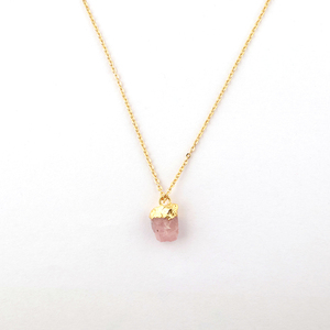 Collana d'amore naturale irregolare aspetto grezzo rosa collana pendente in quarzo ottone placcato oro January portafortuna - Product Image 1