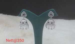 Ensemble de boucles d'oreilles en laiton de créateur unique pour femmes avec des pierres AD scintillantes pour les mariages et les célébrations traditionnelles - Product Image 4