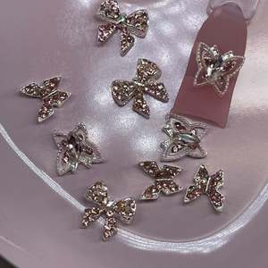 A10jet - Set de 10 Piezas de Adornos 3D para Uñas en Rosa y Plateado, Lazos y Mariposas Kawaii con Pedrería, Accesorios para Uñas DIY en Paquete Mixto - Product Image 1