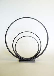 Escultura de metal decorativa de mesa hecha a mano con acabado vintage que agrega carácter y textura a los interiores rústicos - Product Image 4