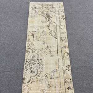 Tapis turc vintage 2,1x8 pi (64x245 cm), tapis oriental en laine marron - Product Image 5