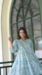 มินิเดรสผ้าฝ้ายพิมพ์ลายดอกไม้ขนาดเล็กสีฟ้ายาวถึงเข่าแต่งชั้นสไตล์ตะวันตกน่ารักและหวานสำหรับฤดูใบไม้ผลิ - Product Image 5