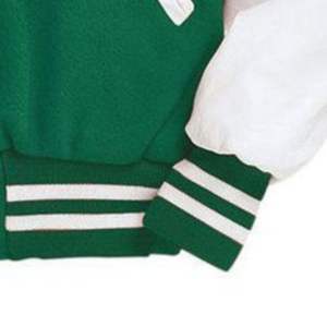 Veste universitaire américaine avec logo personnalisé, corps en laine et manches en cuir rouge, avec bordure côtelée rayée et fermeture à boutons-pression - Product Image 6