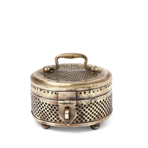 Petit paan daan antique rond en laiton, boîte jali betel perforée avec poignée supérieure, disponible à prix de gros. - Product Image 1