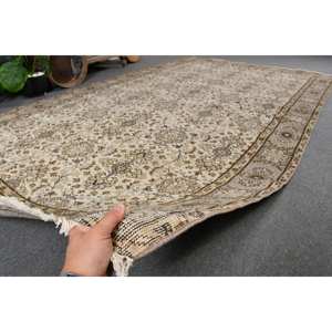 พรมขนสัตว์ทำมือสีน้ำตาลเบจคลาสสิก ขนาด 5.9 x 9.9 ฟุต ผลิตในตุรกี เป็นมิตรกับสิ่งแวดล้อม ขนปานกลาง รูปทรงสี่เหลี่ยมผืนผ้า ดีไซน์แบบ Patchwork เหมาะสำหรับห้องนั่งเล่น - Product Image 5