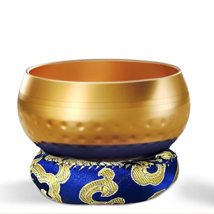 Bol chantant tibétain en bronze avec Om doré et motifs géométriques et bâton en bois pour produire un son disponible au prix de gros - Product Image 3