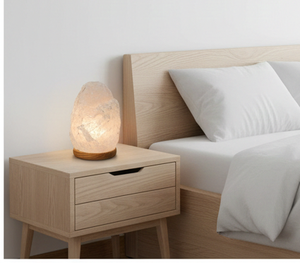 Lampe de sel de l'Himalaya blanche comme neige, forme naturelle, sculptée à la main, cristal de sel de roche blanc, ioniseur de guérison, veilleuse avec base en bois - Product Image 3