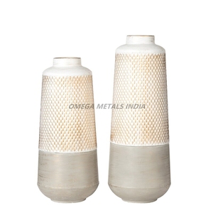 Ensemble de vases décoratifs uniques en métal avec un charmant bonhomme de neige de couleur blanche et des caractéristiques ludiques, parfaits pour un décor festif - Product Image 5