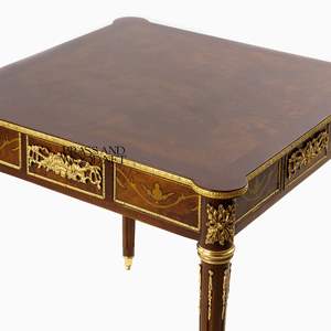 โต๊ะข้างทรงสี่เหลี่ยมหรูหราทำจากไม้มะฮอกกานี พร้อมลายไม้ฝังอย่างประณีต และเครื่องประดับทองเหลืองโบราณ สำหรับตกแต่งมุมบ้านสไตล์คลาสสิก - Product Image 4