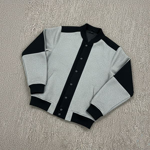 Chaqueta Varsity Gris y Negra para Hombre, Cuello Camisero, Logotipo Bordado, Estilo Casual para Otoño, Corte Regular, Poliéster y Algodón - Product Image 3