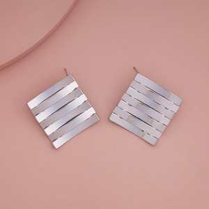 Boucles d'oreilles tendance 185888 clous géométriques en alliage de zinc, classiques, romantiques, religieuses pour fêtes, perles, diamants, cuivre, acier inoxydable - Product Image 1