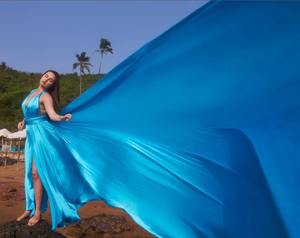 Dernière vente chaude longue robe de fiançailles fluide robe volante Santorini Photoshoot robe pour les femmes - Product Image 4