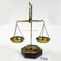 Balance en laiton sur base en bois, balance nautique antique, balance de pesage fonctionnelle, balance en grammes, thème ancien, prix bas