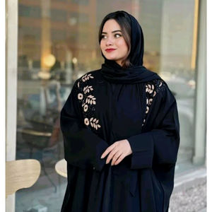 Robe Abaya noire élégante pour femmes avec manches ornées de perles et hijab assorti, tenue modeste longue, col rond, polyester - Product Image 1