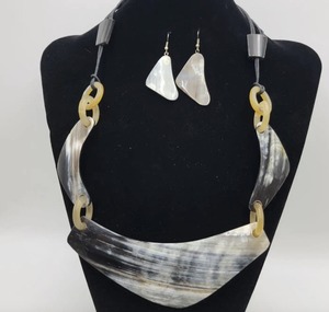 Javed Handicrafts' Joyería de moda para mujer Collares blanco y negro de cuerno pulido Estilo animal Artesanías naturales - Product Image 1