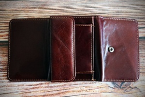 กระเป๋าสตางค์พับสามทบสำหรับผู้ชายแบบพับสามทบพร้อมชื่อย่อหนังแท้2ช่องสำหรับใส่เหรียญ TDW-0070 - Product Image 4