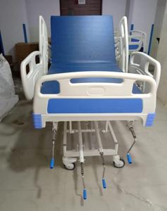 Lit médical manuel abordable à 2 manivelles avec cadre en acier hauteur réglable et tête de lit détachable pour les cliniques disponibles à la vente - Product Image 4