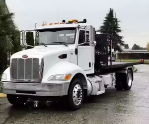 Precio al por mayor 2020 Camión Usado Peterbilt 330 de Plataforma Plana de 16 Pies con Gancho Deslizante LHD/RHD Bajo Kilometraje Envío Mundial - Product Image 1