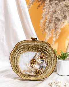 Pochette de soirée contemporaine de luxe métallique pour femme avec une chaîne élégante et un design raffiné - Product Image 5