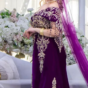 2025 @ Broderie élégante sur la robe caftan violette pour femme avec perles de verre en cristal embellies, Dabka, perles, travail de zardozi en pierre - Product Image 1
