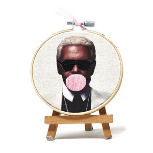 Aro de Bordado Moderno de Arte Pop Hecho a Mano – Bambú y Algodón Orgánico de 10 cm – Diseño 3D Bubblegum – Karl Lagerfeld - Product Image 1