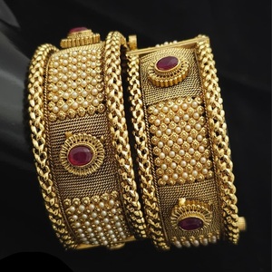 Tradicional moda oro acabado mate mejor calidad dos juegos de brazaletes que se pueden abrir brazaletes elegantes para mujeres para uso de boda - Product Image 1