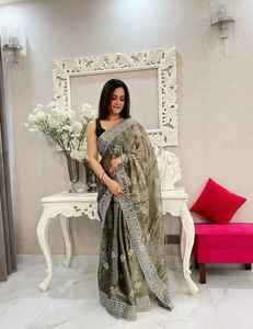 À la mode dernière Collection Spray Print soie Saree séquence travail avec Blouse Bangalore soie vente en gros usine approvisionnement - Product Image 3