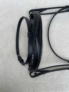 Brida de Cuero Negra de Lujo para Caballo con Cabezada de Cristal Amarillo Brillante y Muserola Acolchada - Product Image 3