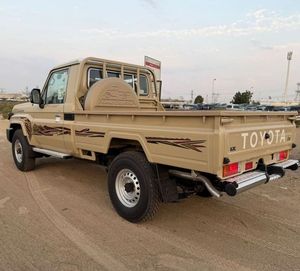 Camioneta Land Cruiser de Calidad en Venta, Motor Diésel, Tracción Delantera, Caja de Cambios Automática, Tamaño de Neumáticos R16, Volante a la Derecha, Cuero Oscuro - Product Image 4