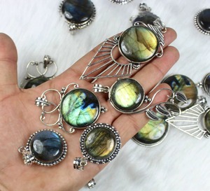 สร้อยคอสเตอร์ลิงเงินดีไซน์เนอร์พร้อมจี้สลักฝาแบบลาบราดอไรต์และเครื่องประดับชุบสวยงามขายส่ง - Product Image 3