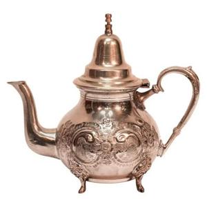 Tetera de latón hecha a mano de hermoso diseño con atractivo vintage, ideal para servir té en ocasiones especiales o uso diario - Product Image 1