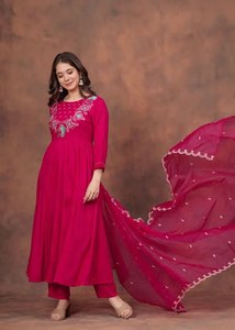 Elegante Conjunto de Tres Piezas de Ropa Étnica para Mujer, Top y Falda Bordados en Seda de Rayón y Dupatta de Organza, para Ocasiones Festivas - Product Image 3