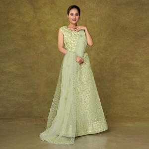 ชุดเลเฮนกาโชลีสำเร็จรูปสุดชิค พร้อมลายปักละเอียดอ่อนและผ้าคลุมไหล่พลิ้วไหว เหมาะสำหรับงานแต่งงานและงานเลี้ยง - Product Image 3