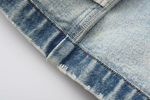 Short en jean bleu élégant avec poche pliante distinctive et ourlet effiloché blanc, design à la mode et à la mode pour les femmes Vente en gros - Product Image 6