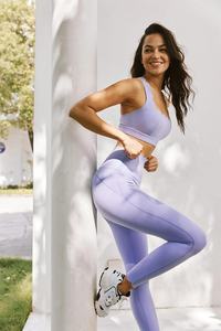 Ensemble de fitness réversible 2 pièces pour femme : Haut court dos nu et pantalon de yoga fluide pour la gym et le fitness - Product Image 3