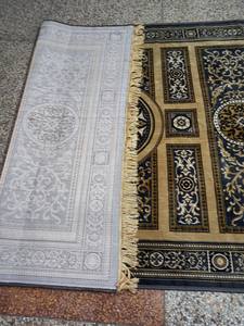 Tapis brodé d'excellente qualité pour la maison et le bureau Disponible à un prix abordable Tapis Kashmiri - Product Image 3
