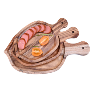 Bandeja de servicio artesanal de madera de acacia natural con forma irregular única, perfecta para cenar y servir - Product Image 1