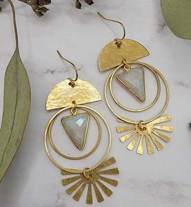 Pendientes de latón estilo fusión para mujer que combinan diseño moderno con motivos indios para una moda étnica versátil - Product Image 4