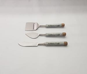 Ensemble d'outils à fromage 4 pièces au design moderne, nouveau, avec logo personnalisé, couteau et fourchette à fromage en acier inoxydable avec manche en résine - Product Image 2